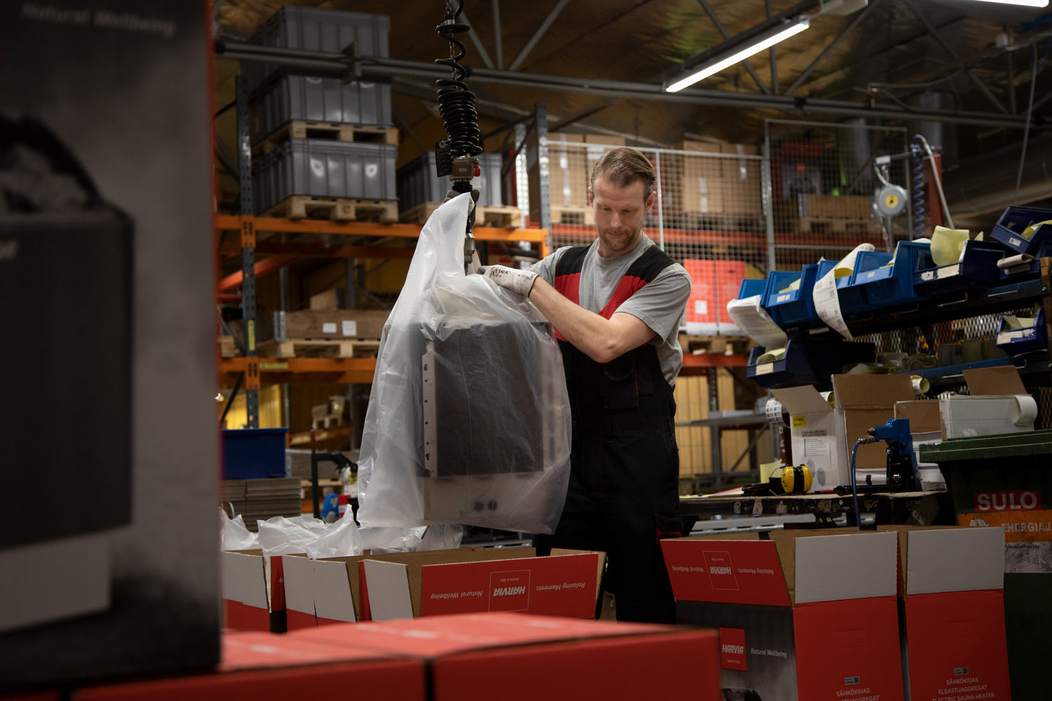 Kiukaiden pakkaus tehtaalla